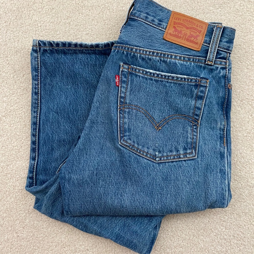 Levi’s Distressed Wedgie Straight Jean
